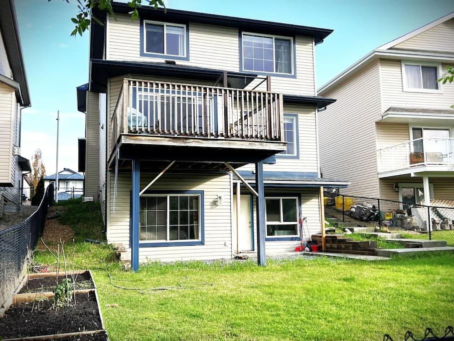 South Ed Stay Relax In Our Spacious 3 Bedroom Home Edmonton Exterior photo